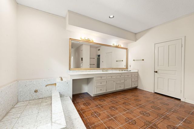 9 Farther Point, Houston, TX 77024