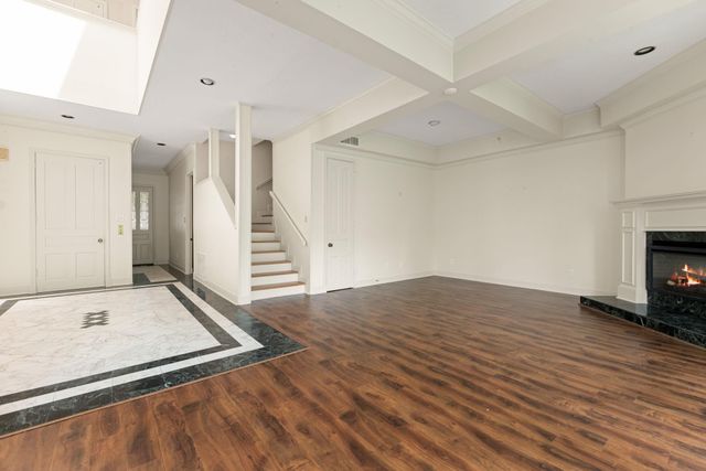 9 Farther Point, Houston, TX 77024