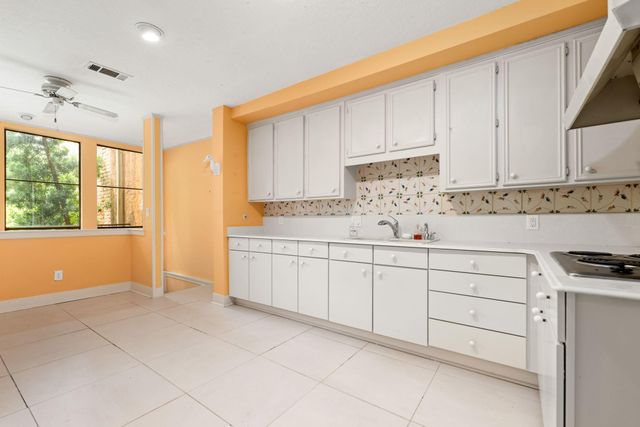 9 Farther Point, Houston, TX 77024