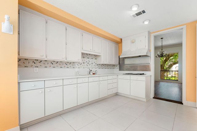 9 Farther Point, Houston, TX 77024