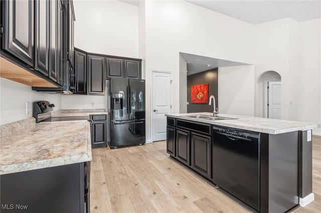 7606 Knollridge Avenue NE, Canton, OH 44721