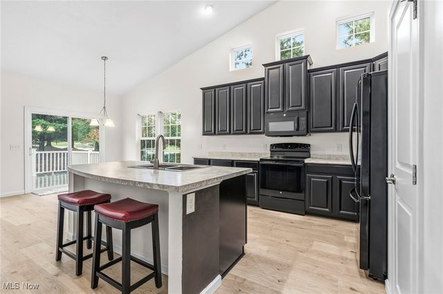 7606 Knollridge Avenue NE, Canton, OH 44721