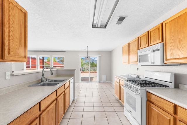 7106 Raleigh Hills Drive NE, Rio Rancho, NM 87144