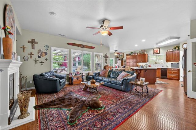 2007 Ashcroft Avenue, Clovis, CA 93611