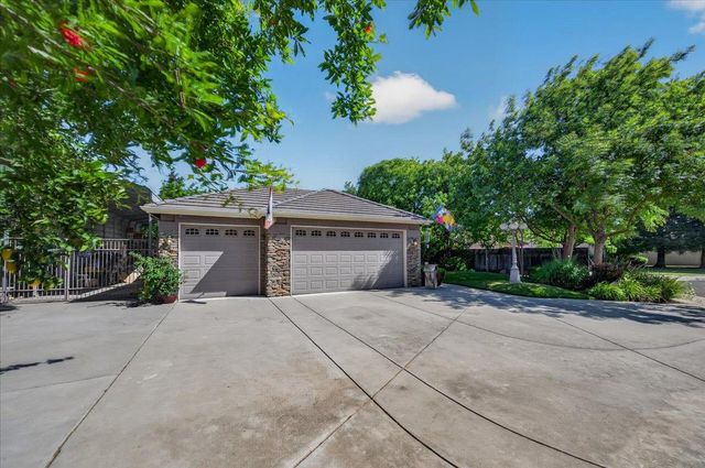 2007 Ashcroft Avenue, Clovis, CA 93611