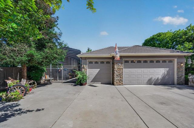 2007 Ashcroft Avenue, Clovis, CA 93611
