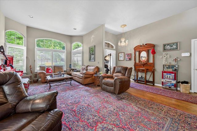 2007 Ashcroft Avenue, Clovis, CA 93611