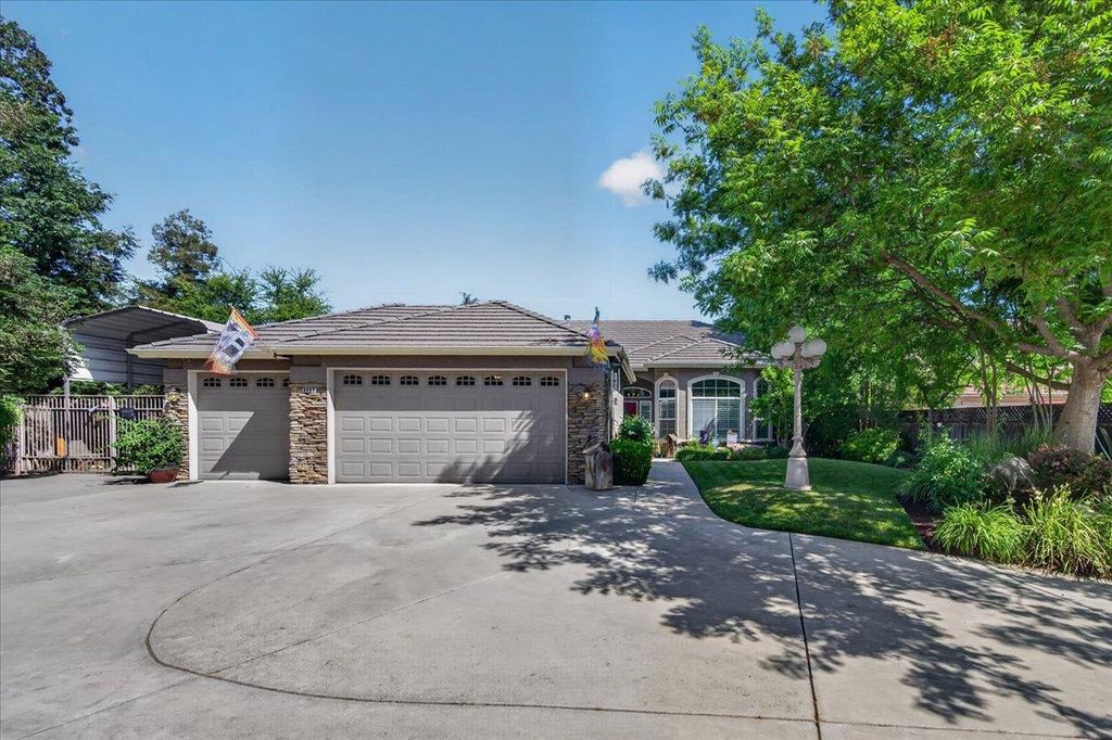 2007 Ashcroft Avenue, Clovis, CA 93611