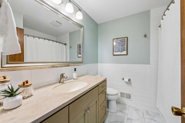 4860 Kingsberry Lane, Minnetonka, MN 55345