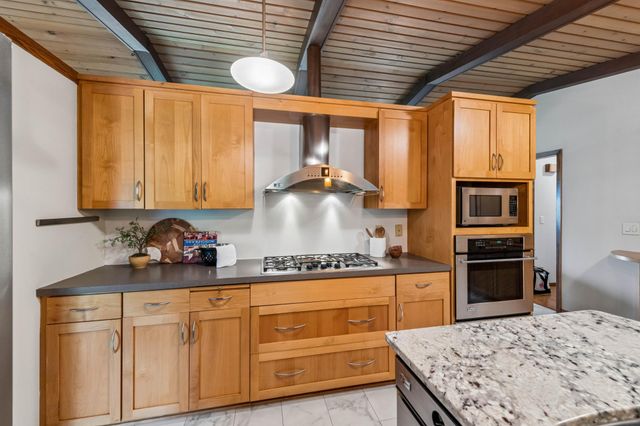 4860 Kingsberry Lane, Minnetonka, MN 55345