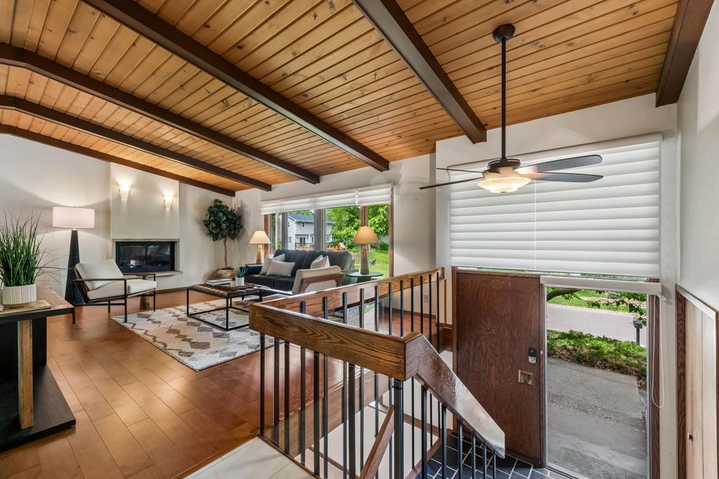 4860 Kingsberry Lane, Minnetonka, MN 55345