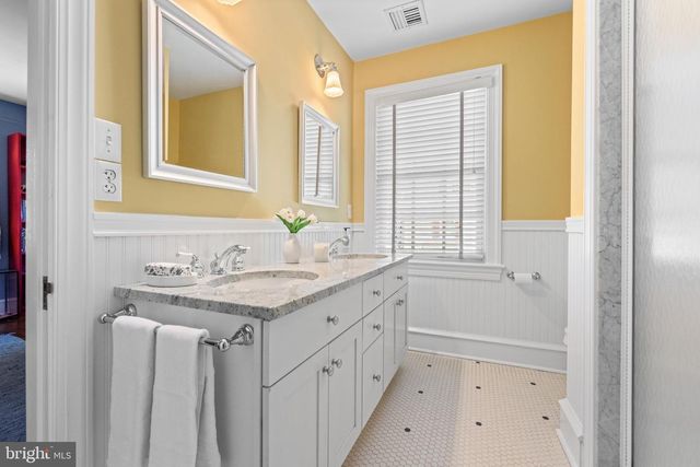 230 S WAYNE AVE, Wayne, PA 19087