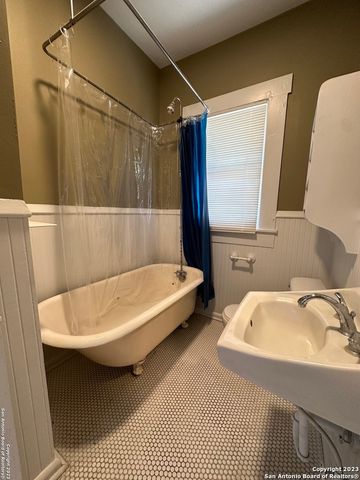 2246 E Houston St, San Antonio, TX 78202