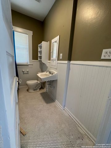 2246 E Houston St, San Antonio, TX 78202