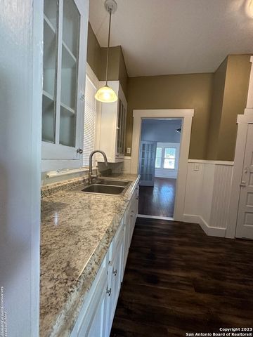 2246 E Houston St, San Antonio, TX 78202