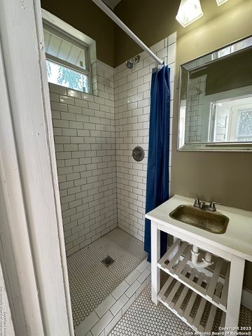 2246 E Houston St, San Antonio, TX 78202