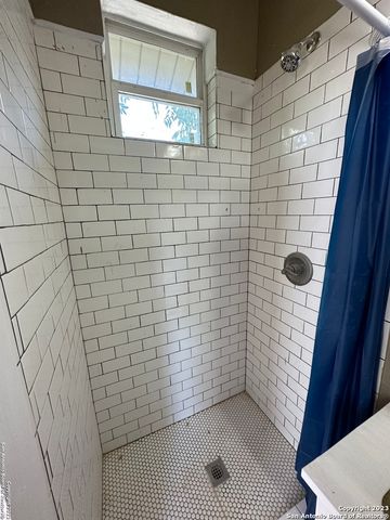 2246 E Houston St, San Antonio, TX 78202