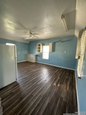 2246 E Houston St, San Antonio, TX 78202