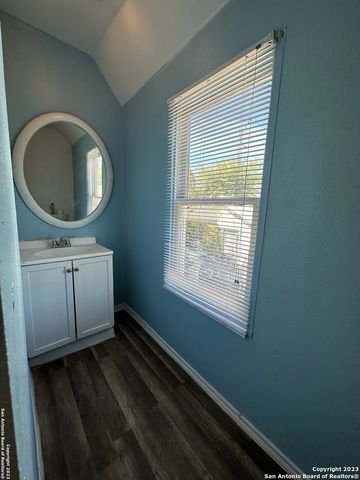 2246 E Houston St, San Antonio, TX 78202