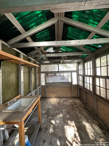 2246 E Houston St, San Antonio, TX 78202