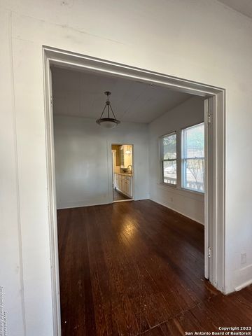 2246 E Houston St, San Antonio, TX 78202