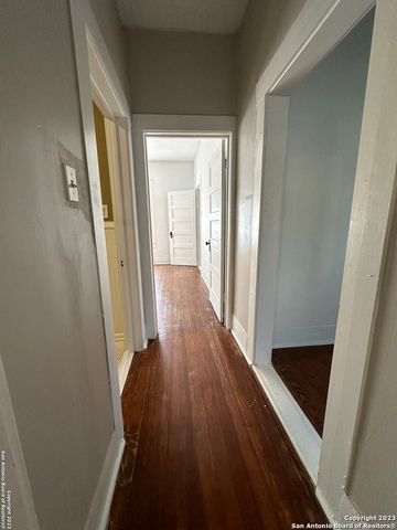 2246 E Houston St, San Antonio, TX 78202