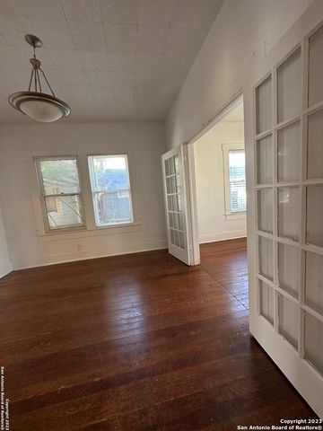 2246 E Houston St, San Antonio, TX 78202