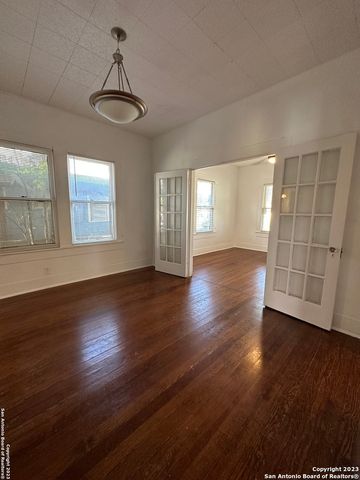 2246 E Houston St, San Antonio, TX 78202