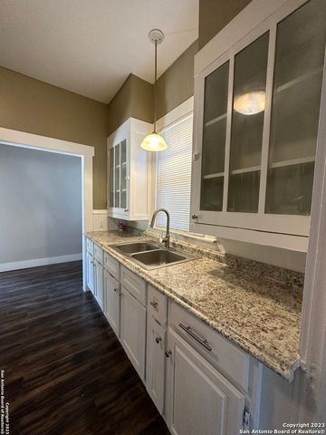 2246 E Houston St, San Antonio, TX 78202