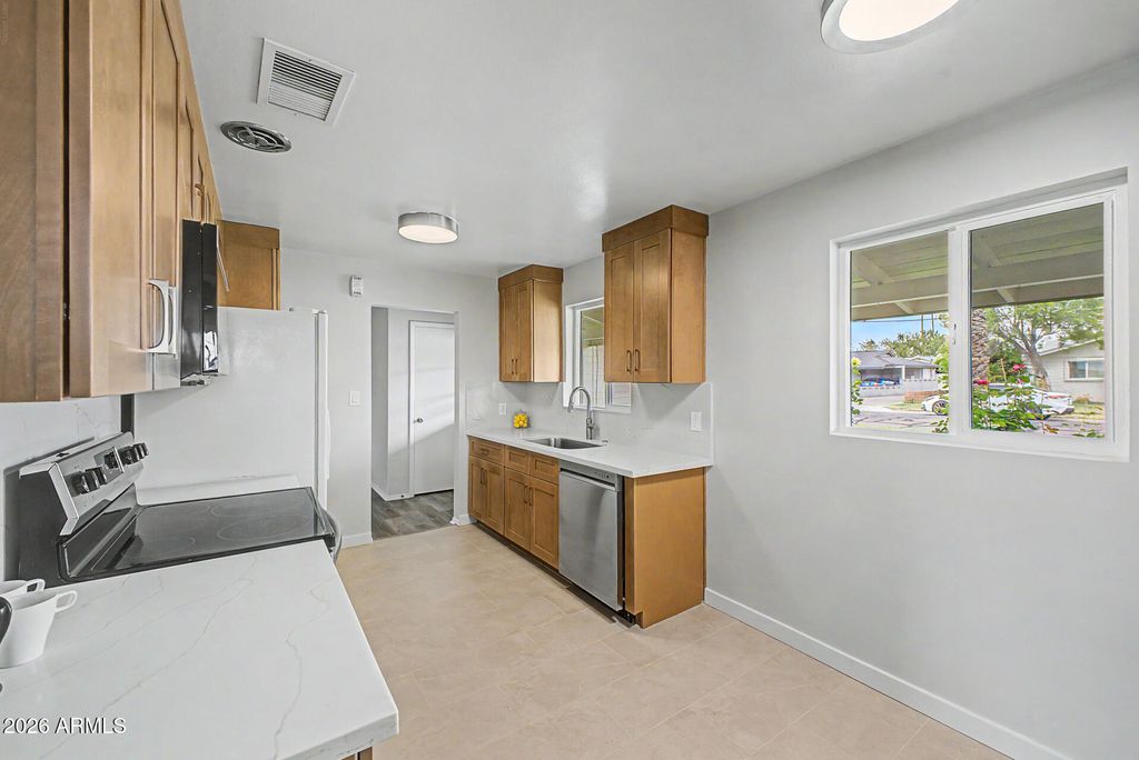 Image 13 of property listing at 3409 E INDIANOLA Avenue, Phoenix, AZ 85018