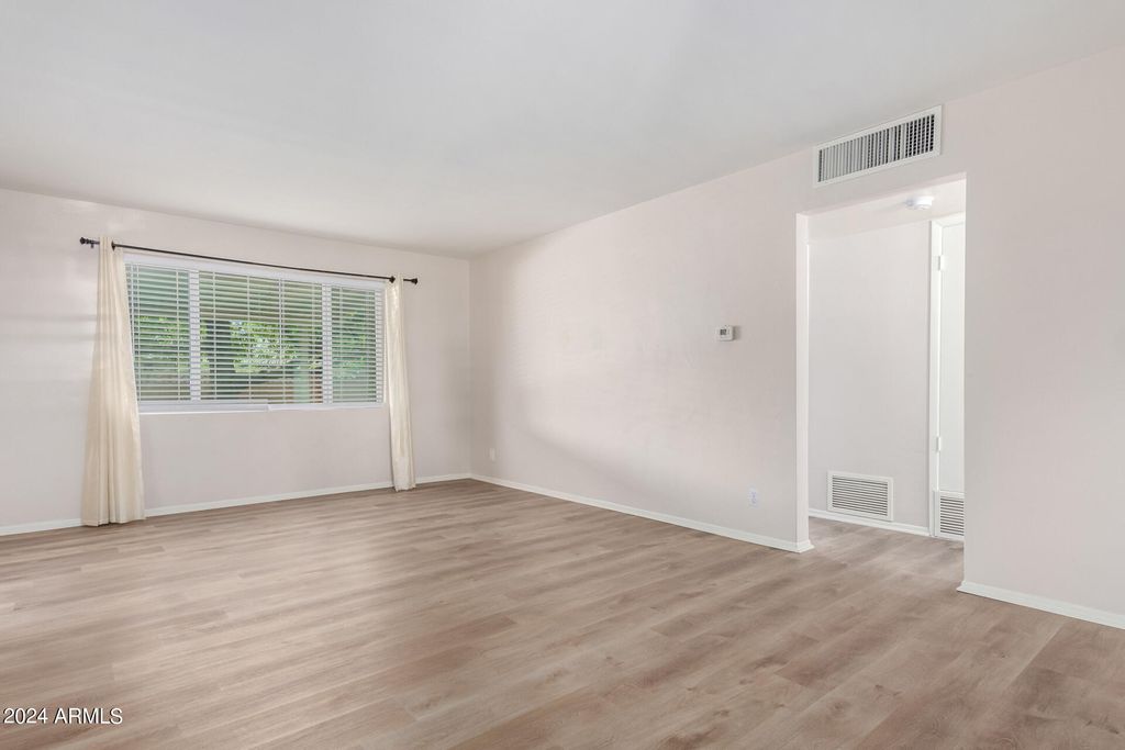 Image 20 of property listing at 3409 E INDIANOLA Avenue, Phoenix, AZ 85018