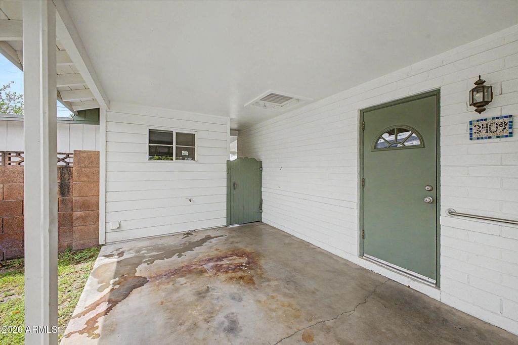 Image 9 of property listing at 3409 E INDIANOLA Avenue, Phoenix, AZ 85018