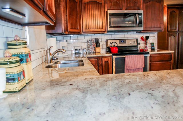 417082 E 1143 Road, Checotah, OK 74426