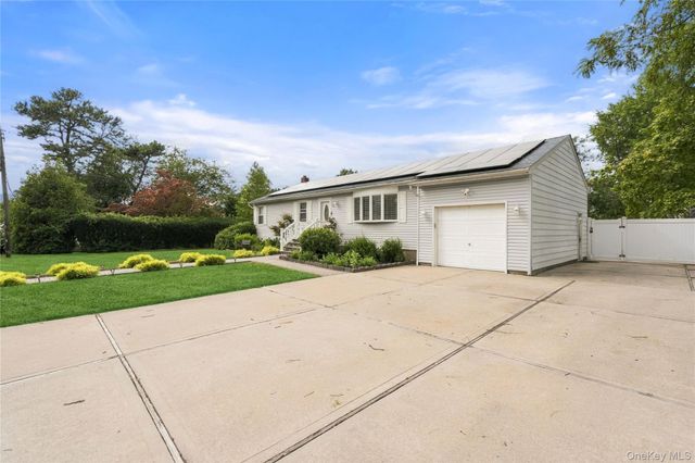 77 Winchester Drive, Lindenhurst, NY 11757
