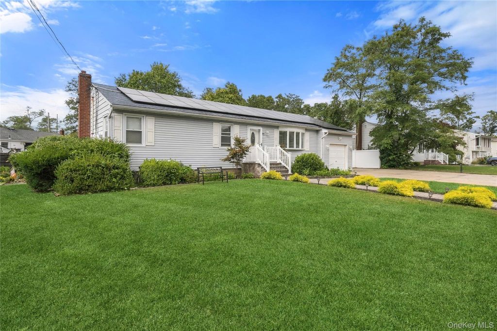 77 Winchester Drive, Lindenhurst, NY 11757 — photo 3