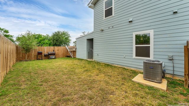 201 LANTANA ST, Floresville, TX 78114