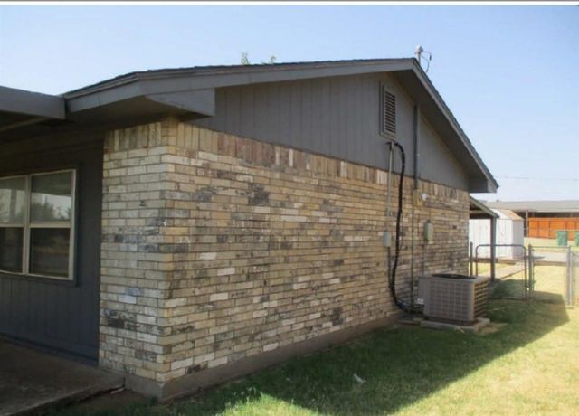 107 N 21st St, Frederick, OK 73542