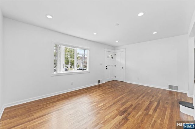 18 Farmingdale Avenue, Bloomfield, NJ 07003