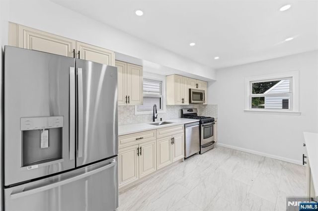 18 Farmingdale Avenue, Bloomfield, NJ 07003