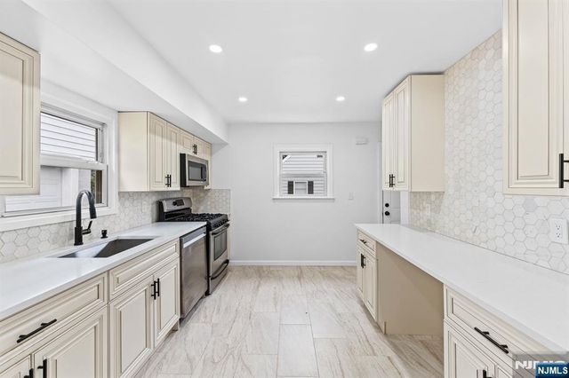 18 Farmingdale Avenue, Bloomfield, NJ 07003