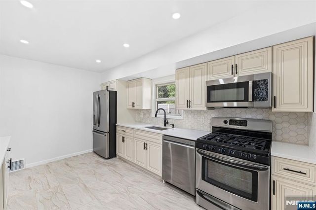 18 Farmingdale Avenue, Bloomfield, NJ 07003