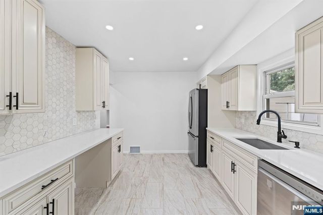 18 Farmingdale Avenue, Bloomfield, NJ 07003