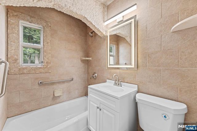 18 Farmingdale Avenue, Bloomfield, NJ 07003