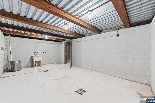 18 Farmingdale Avenue, Bloomfield, NJ 07003