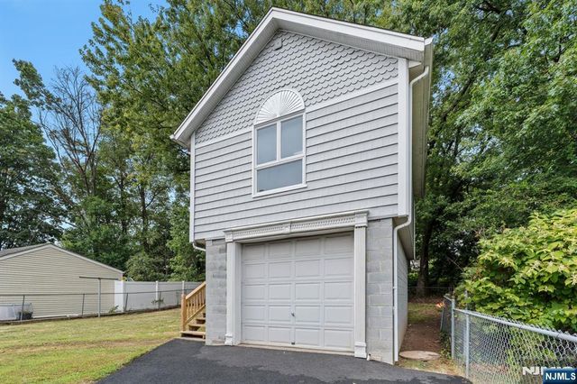 18 Farmingdale Avenue, Bloomfield, NJ 07003