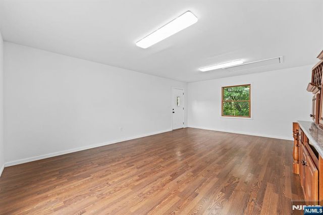 18 Farmingdale Avenue, Bloomfield, NJ 07003