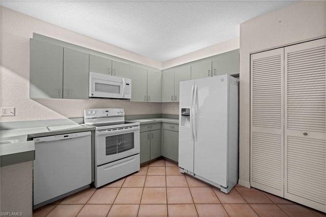 71 Emerald Woods DR # F2, Naples, FL 34108