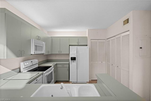 71 Emerald Woods DR # F2, Naples, FL 34108