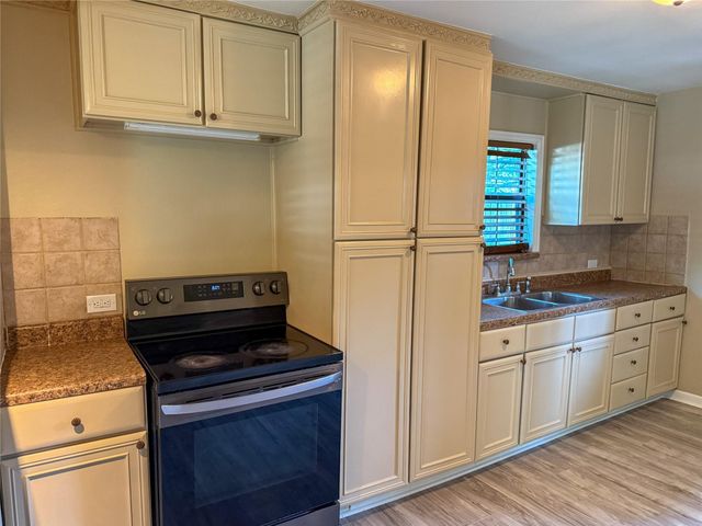 104 Dixon Street, Cleburne, TX 76033