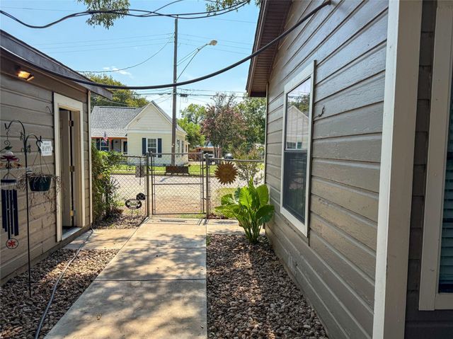 104 Dixon Street, Cleburne, TX 76033